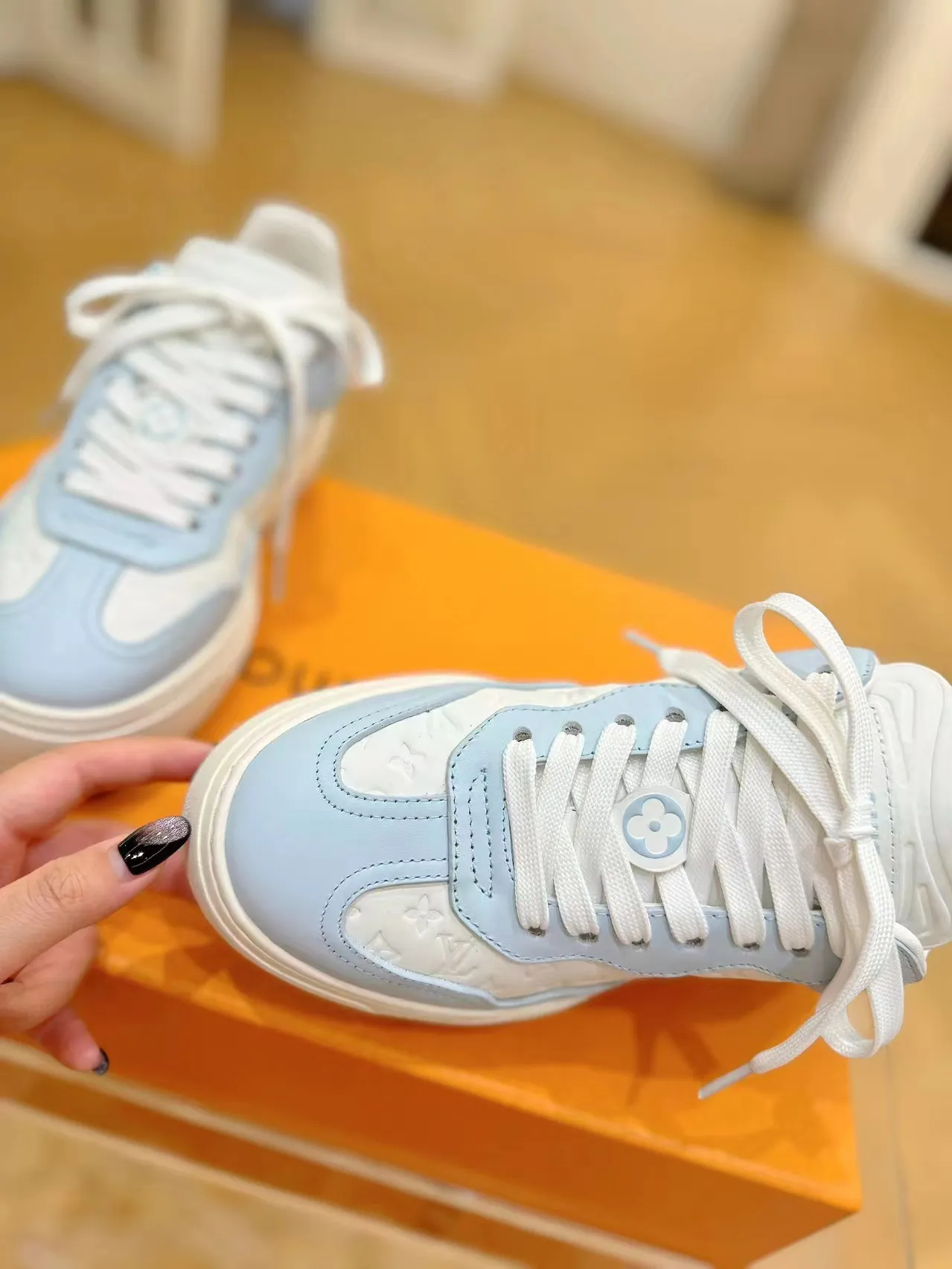 👟👟Ex-factory price 620👟👟Men's size +10 Same style for men and women🔥🔥𝐋𝐕 𝐃𝐢𝐬𝐜𝐨𝐯𝐞𝐫𝐲 2024 new sports shoes thick sole casual ❗️❗️ original purchase development and production LV Discovery lace-up shoes were unveiled at Louis Vuitton's fourth show. They are made of technical mesh fabric and metallic synthetic materials to create a streamlined design. Brand elements embellish the upper and lightweight rubber outsole, with technical shoelaces. Fabric: Original imported cowhide + technology mesh Inner lining: Original customized breathable mesh Sole: Original molded ultra-light rubber foam material Bottom thickness: 5.5CM Size: Women's 35-41 (41 customized), Men's 39-46, (45-46 customized)